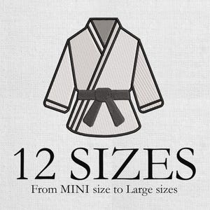 Op de afbeelding: Geborduurde illustratie van een karate gi, een traditioneel vechtsportuniform, met een zwarte band. De afbeelding bevat de tekst "12 MATEN" en "From MINI size to Large sizes". De gi is wit met zwarte afwerking.