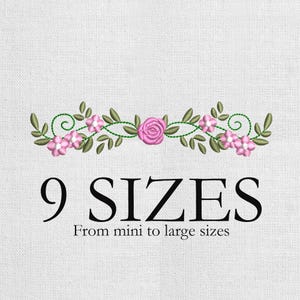 Könnte beinhalten: Ein gesticktes Blumendesign mit rosa Rosen und Blumen, grünen Blättern und Ranken. Der Text "9 SIZES" wird darunter angezeigt, mit dem Text "From mini to large sizes" darunter.
