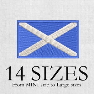 Op de afbeelding: Een rechthoekige geborduurde patch met de blauw-witte vlag van Schotland. Onder de vlag staat de tekst 14 SIZES From MINI size to Large sizes in een zwart schreeflettertype op een getextureerde witte achtergrond.