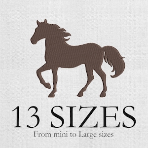 Puede incluir: Silueta marrón de un caballo en movimiento. La imagen incluye el texto "13 TAMAÑOS" y "De mini a tamaños grandes" en negro, indicando varias opciones de tamaño para el diseño.