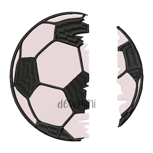 Peut inclure: Un ballon de football noir et blanc est cassé en deux, les bords de la cassure étant irréguliers et inégaux.