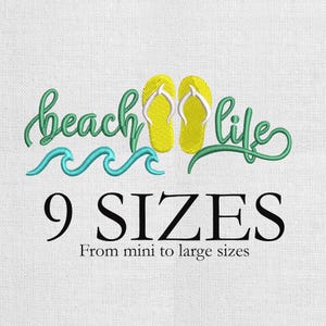Op de afbeelding: Geborduurd ontwerp met de woorden "beach life" in groene letters, turquoise golven en gele slippers. De tekst "9 SIZES" staat eronder, met "From mini to large sizes" eronder.