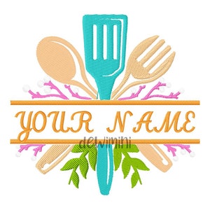 Puede incluir: Un diseño de bordado colorido con utensilios de cocina, incluyendo una espátula, una cuchara y un tenedor, con acentos de hojas verdes y el texto "YOUR NAME".