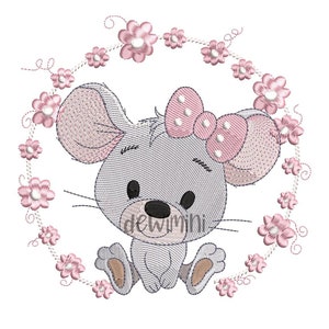 Puede incluir: Un ratón gris con orejas rosas y un lazo rosa se sienta en un círculo de flores rosas. El ratón tiene una nariz rosa y ojos negros.
