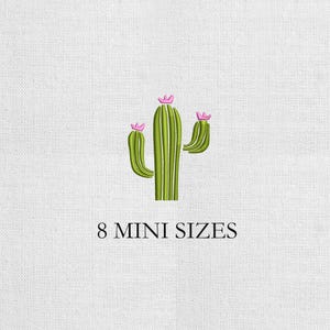 Puede incluir: Un diseño de cactus bordado en verde con tres flores rosas en las puntas de los brazos y el tallo central. El cactus presenta líneas de costura verticales y está colocado sobre el texto negro que dice 8 MINI SIZES.