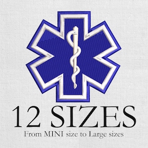 Könnte beinhalten: Gesticktes blaues Star-of-Life-Emblem mit weißem Rand und weißem Stab mit einer Schlange. Unter dem Emblem steht der Text "12 GRÖSSEN", darunter der Text "Von MINI-Größe bis zu großen Größen".