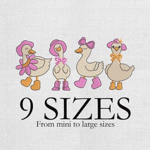 Pode incluir: Design bordado com quatro gansos de desenho animado com chapéus, botas e laços. Os gansos têm detalhes rosa e laranja. O texto "9 SIZES" é exibido abaixo, com a frase "From mini to large sizes".