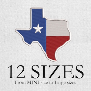 Pode incluir: Patch bordado em forma do estado do Texas, com o design da bandeira do Texas. O patch é delineado em branco e tem uma seção azul com uma estrela branca, uma seção branca e uma seção vermelha. O texto abaixo diz "12 TAMANHOS" e "Do tamanho MINI aos tamanhos grandes."