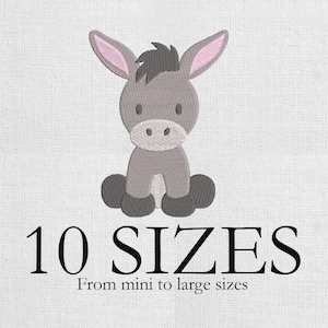 Puede incluir: Diseño bordado de un burro gris con orejas forradas en rosa y pezuñas gris oscuro. El texto "10 TAMAÑOS" está debajo del burro, con las palabras "De mini a tallas grandes" debajo.