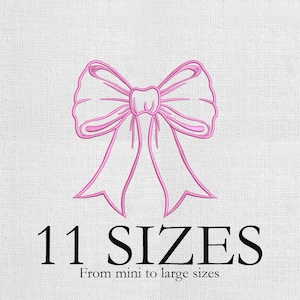 Può includere: Un disegno di ricamo a fiocco rosa con il testo "11 TAGLIE" e "Da mini a taglie grandi" in nero. Il fiocco è centrato su uno sfondo bianco, con il testo sottostante.