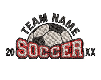 Könnte beinhalten: Ein schwarz-weißer Fußball mit roten Nähten ist mittig im Design platziert. Die Worte "TEAM NAME" stehen in einem schwarzen Halbkreis über dem Ball. Das Wort "SOCCER" steht in großen, fetten, grauen Buchstaben mit roter Umrandung unter dem Ball. Die Zahlen "20" und "XX" befinden sich auf beiden Seiten des Wortes "SOCCER".