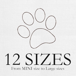 Può includere: Una grafica bianca che presenta il contorno di un'impronta di zampa ricamata in marrone scuro. Sotto l'impronta, il testo nero recita 12 SIZES seguito dal testo From MINI size to Large sizes. Il design è su uno sfondo in tessuto bianco testurizzato.