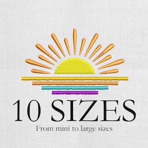 Puede incluir: Diseño bordado con un sol amarillo con rayos naranjas sobre líneas horizontales amarillas, naranjas, turquesas y moradas. El texto "10 SIZES" está debajo, con "From mini to large sizes" debajo.