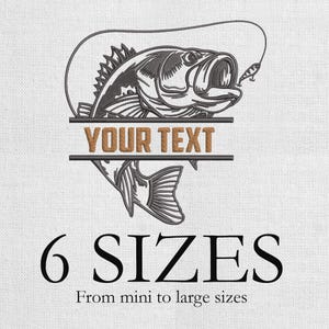 Può includere: Un disegno ricamato con un'immagine dettagliata di un pesce persico trota con un'esca in bocca. Il disegno include il testo "YOUR TEXT" sopra una linea orizzontale e il testo "6 SIZES" con il tagline "From mini to large sizes" sotto.
