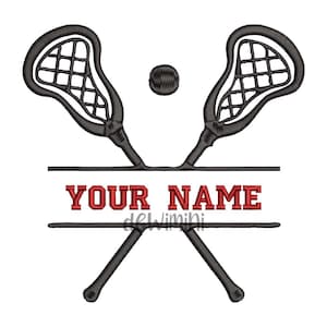 Puede incluir: Dos palos de lacrosse negros cruzados uno sobre el otro con una pelota de lacrosse en el centro. Los palos están cruzados sobre una pancarta blanca con el texto "YOUR NAME" en rojo.