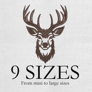 以下が含まれることがあります： 茶色の大きな角を持つ鹿の頭の刺繍画像。「9 SIZES」の文字が鹿の頭の下にあり、その下に「From mini to large sizes」の文字があります。デザインは白い背景にあります。