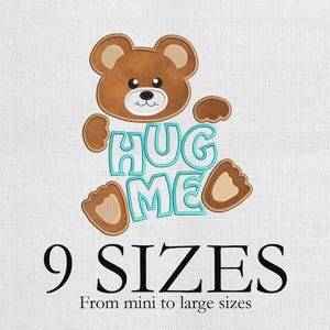 Può includere: Un orsacchiotto marrone con le parole "HUG ME" in turchese. Il testo "9 TAGLIE" è sotto l'orso, con "Da mini a taglie grandi" sotto. L'orso ha dettagli beige su sfondo bianco.