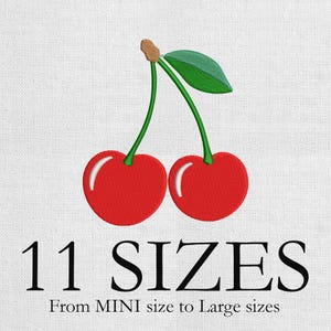 Może przedstawiać: Haftowany wzór dwóch czerwonych wiśni z zielonymi łodygami i liściem. Pod wiśniami znajduje się napis "11 SIZES", a pod nim "From MINI size to Large sizes". Wzór znajduje się na białym tle materiału.