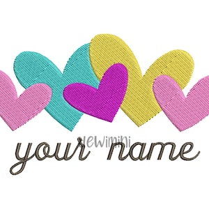 Puede incluir: Cinco corazones bordados en diferentes colores, incluyendo rosa, amarillo, azul y morado, dispuestos en una fila. El texto "your name" está escrito debajo de los corazones.