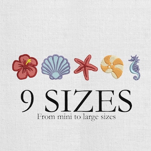 以下が含まれることがあります： 赤いハイビスカスの花、青い貝殻、赤いヒトデ、黄色と白の貝殻、青いタツノオトシゴの刺繍デザイン。テキストは「9サイズ」と「ミニからラージサイズまで」と書かれています。