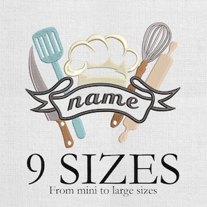 Könnte beinhalten: Ein Stickdesign mit Kochmütze, Schneebesen, Nudelholz, Spatel und Messer. Ein Banner zeigt das Wort "name". Der Text "9 SIZES" und "From mini to large sizes" stehen darunter.