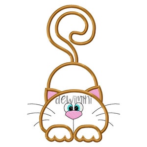 以下が含まれることがあります： 茶色の耳と尻尾を持つ白い猫。青い目をしています。ピンクの鼻と口をしています。後ろ足で立ち、前足を上げています。猫は見ている人に視線を向けています。