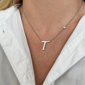 Signature T - Collar con letra T de diamantes redondos de 0,15 quilates en oro blanco de 14 k