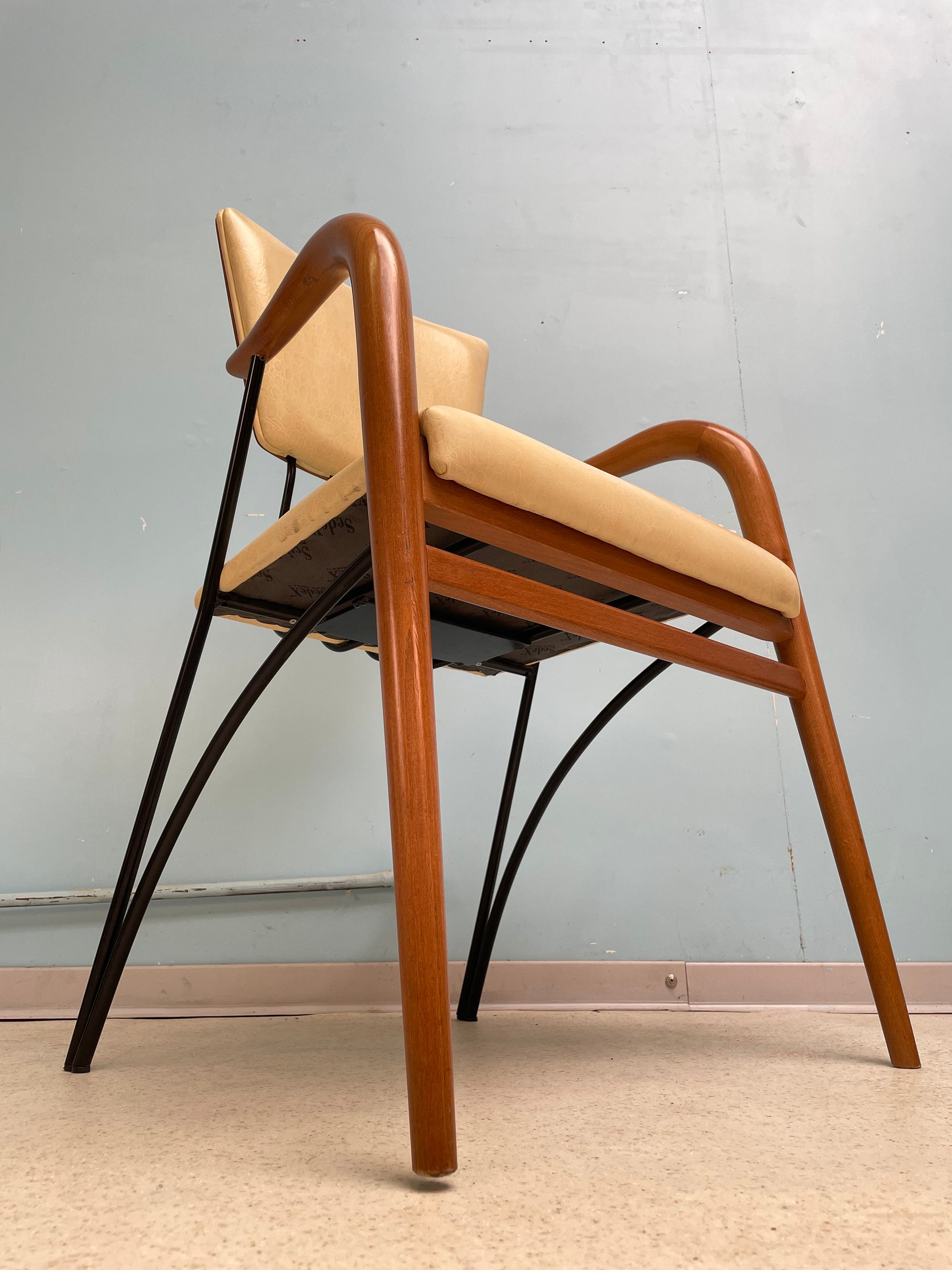 ヴィンテージ　イタリア製チェア　肘掛けあり ヴィンテージイタリア製チェア肘掛けあり