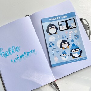 Kawaii Christmas Penguin Sticker Sheet | Esthetisch Blauw Briefpapier | Schattige winterkousenvullers voor haar | Geschenken voor meisjes