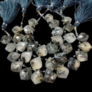 Könnte beinhalten: Eine Strähne aus weißen und grauen dendritischen Achat-Edelsteinkugeln. Die Kugeln sind facettiert und haben ein einzigartiges, natürliches Muster. Die Kugeln sind auf einem Silberdraht aufgefädelt.