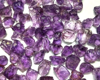 Peut inclure: Une collection de cristaux d'améthyste bruts de différentes tailles et formes. Les cristaux sont d'une couleur violet foncé et ont une finition naturelle non polie.