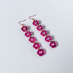 Pendientes Daisy Drop en acrílico espejo rosa, opción de alambre o perno, gota de 4 pulgadas, divertido espejo reflectante en rosa, perfecto para una fiesta en la piscina