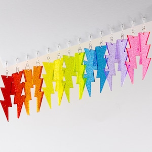 ¡BRILLO! Pendientes acrílicos con forma de rayo en todos los colores del arcoíris.