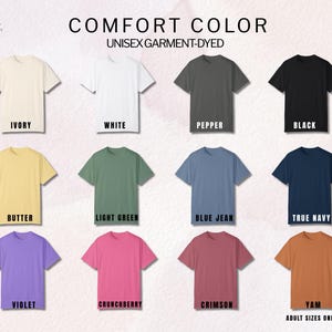 Peut inclure: Pr&eacute;sentation de t-shirts unisexes teints en fil, disponibles en plusieurs couleurs : ivoire, blanc, poivre, noir, beurre, vert clair, bleu jean, bleu marine, violet, crunchberry, cramoisi et igname. Le texte "COMFORT COLOR" et "UNISEX GARMENT-DYED" est visible.
