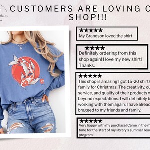 Peut inclure: Un t-shirt bleu clair &agrave; manches longues avec un motif de carpe ko&iuml; et un soleil rouge. Le t-shirt est port&eacute; avec un jean bleu d&eacute;chir&eacute;. L'image contient &eacute;galement des avis clients.