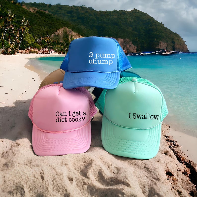 Puede incluir: Tres gorras tipo camionero con parte trasera de malla. La gorra azul tiene el texto blanco 2 pump chump. La rosa tiene el texto negro Can i get a diet cock? La verde menta tiene el texto negro I Swallow. Todas tienen la parte frontal de espuma.