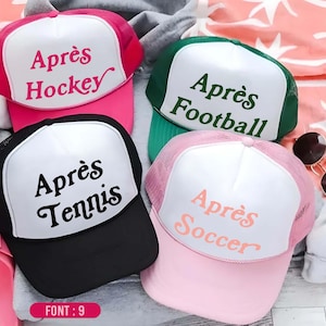Puede incluir: Cuatro gorras tipo camionero con paneles frontales blancos y parte trasera de malla. Las gorras presentan texto en varios colores: 'Après Hockey' en rosa fuerte, 'Après Football' en verde oscuro, 'Après Tennis' en negro y 'Après Soccer' en naranja claro.