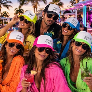 Puede incluir: Una colecci&oacute;n de seis gorras de camionero con paneles frontales blancos con texto en negro y viseras y mallas traseras de colores. Las gorras muestran las frases Sugar Tits, I Pee in pools, moister than an oyster, Throat Goat, Queef Queen y Retired Slut.