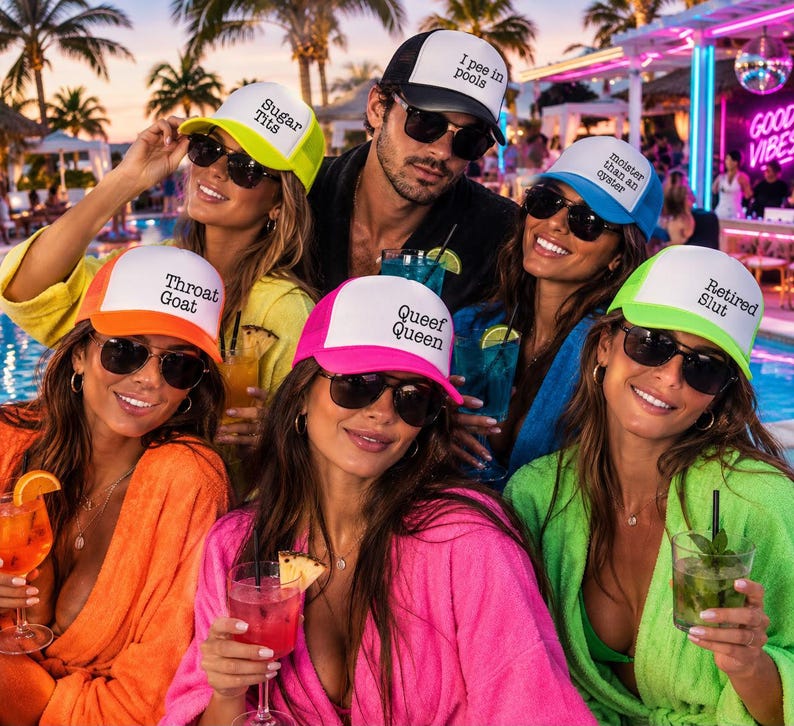 Puede incluir: Una colecci&oacute;n de seis gorras de camionero con paneles frontales blancos con texto en negro y viseras y mallas traseras de colores. Las gorras muestran las frases Sugar Tits, I Pee in pools, moister than an oyster, Throat Goat, Queef Queen y Retired Slut.