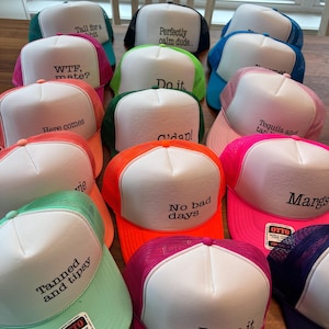 Gorras de camionero personalizadas de neón para despedida de soltera o fiesta en la piscina. imagen 8