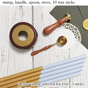 Peut inclure: Ensemble de fournitures de sceau de cire Set D comprenant un manche en bois, une cuill&egrave;re en m&eacute;tal, un po&ecirc;le et 10 b&acirc;tonnets de cire. Les b&acirc;tonnets de cire sont disponibles en deux couleurs&nbsp;: or et bleu clair.  "1 couleur peut &ecirc;tre s&eacute;lectionn&eacute;e pour chaque lot de 5 b&acirc;tonnets. 10 b&acirc;tonnets peuvent faire 80 &agrave; 90 sceaux."