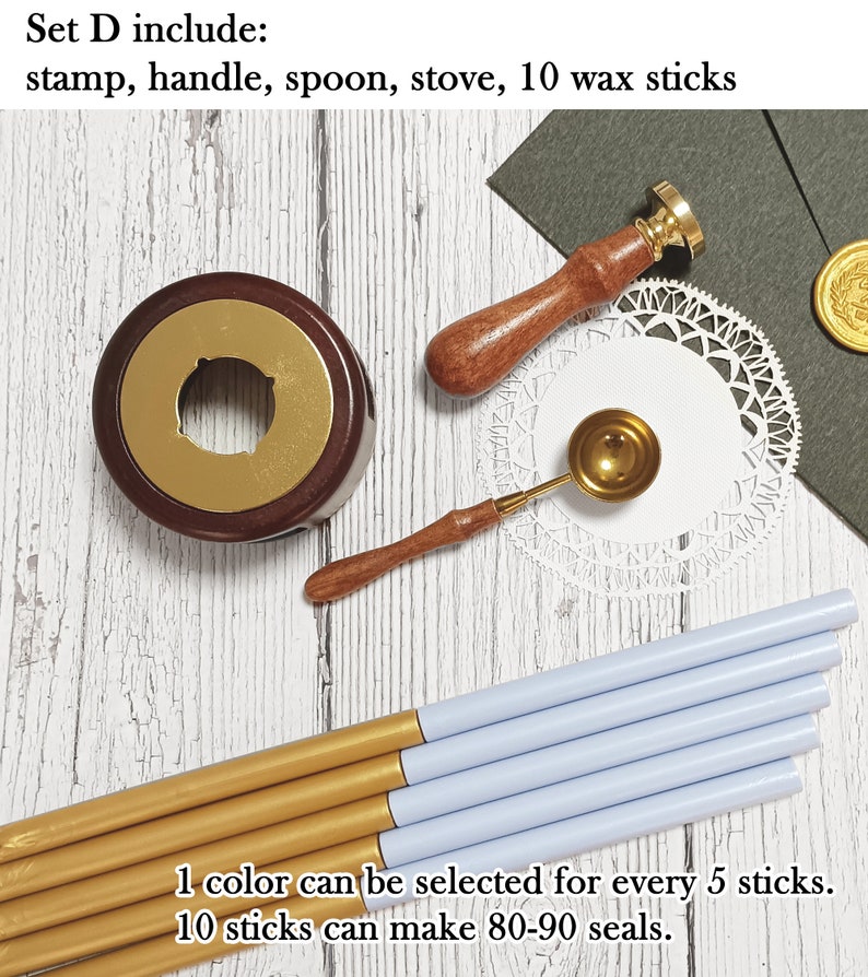 Peut inclure: Ensemble de fournitures de sceau de cire Set D comprenant un manche en bois, une cuill&egrave;re en m&eacute;tal, un po&ecirc;le et 10 b&acirc;tonnets de cire. Les b&acirc;tonnets de cire sont disponibles en deux couleurs&nbsp;: or et bleu clair.  "1 couleur peut &ecirc;tre s&eacute;lectionn&eacute;e pour chaque lot de 5 b&acirc;tonnets. 10 b&acirc;tonnets peuvent faire 80 &agrave; 90 sceaux."
