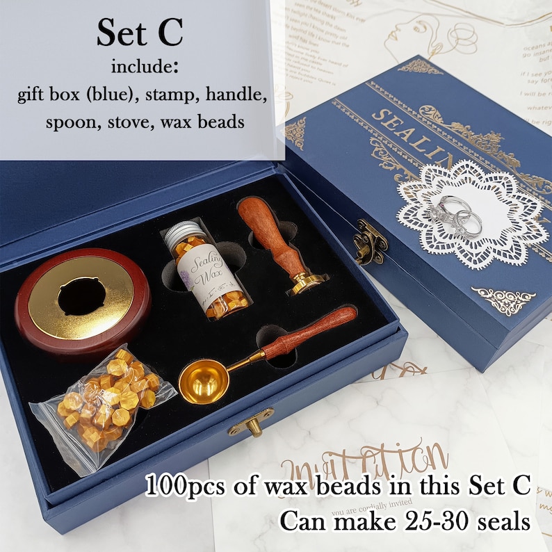 Peut inclure: Une bo&icirc;te cadeau bleue avec un loquet dor&eacute; et une base en bois &agrave; bordure dor&eacute;e. La bo&icirc;te contient un petit pot de perles de cire, une cuill&egrave;re, une poign&eacute;e, un tampon et une poign&eacute;e en bois. La bo&icirc;te est &eacute;tiquet&eacute;e "Sealing Wax" et "Sealing". Le texte "100pcs de perles de cire dans ce Set C Peut faire 25-30 sceaux" est imprim&eacute; au bas de la bo&icirc;te.