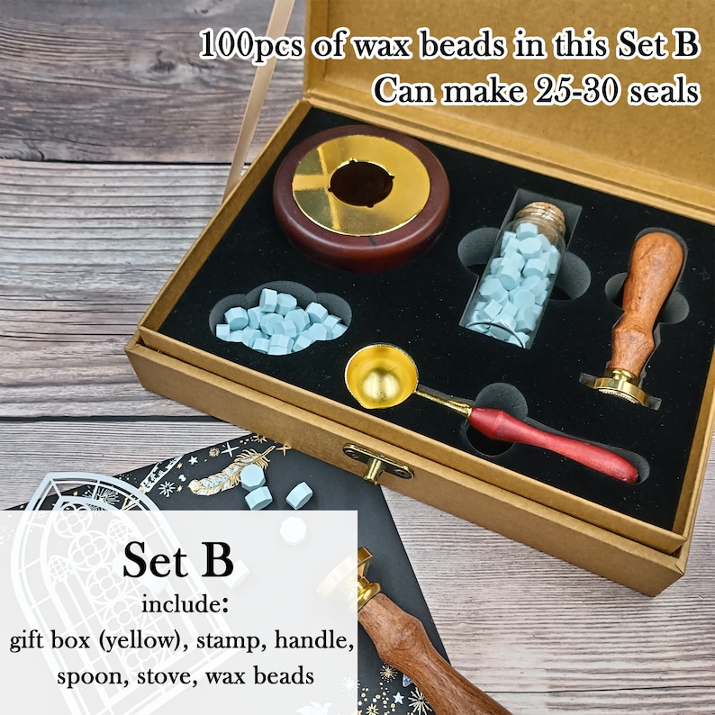 Peut inclure: Une bo&icirc;te en bois contenant un kit de sceau de cire. Le kit comprend une bo&icirc;te cadeau jaune, un tampon, une poign&eacute;e, une cuill&egrave;re, un po&ecirc;le et 100 perles de cire. La bo&icirc;te est &eacute;tiquet&eacute;e "Set B" et indique "100pcs de perles de cire dans ce Set B Peut faire 25-30 sceaux".