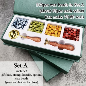 Peut inclure: Ensemble de fournitures de sceau de cire Set A dans une bo&icirc;te verte. L'ensemble comprend un tampon, une poign&eacute;e, une cuill&egrave;re et 240 perles de cire en quatre couleurs&nbsp;: argent, vert, or et rouge. Le texte sur la bo&icirc;te indique&nbsp;: &laquo;&nbsp;240pcs wax beads in Set A (about 60pcs each color) Can make 70-80 seals&nbsp;&raquo; et &laquo;&nbsp;Set A include: gift box, stamp, handle, spoon, wax beads (you can choose 4 colors)&nbsp;&raquo;