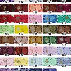 Peut inclure: Trente-neuf couleurs diff&eacute;rentes de perles de cire &agrave; cacheter, chacune avec un design unique. Les perles sont dispos&eacute;es en rang&eacute;es de cinq, chaque rang&eacute;e &eacute;tant num&eacute;rot&eacute;e de 1 &agrave; 39. Les perles sont toutes &agrave; peu pr&egrave;s de la m&ecirc;me taille et de la m&ecirc;me forme, et elles sont toutes faites d'un mat&eacute;riau brillant et m&eacute;tallique.