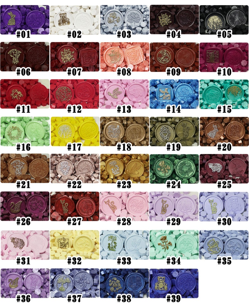 Peut inclure: Trente-neuf couleurs diff&eacute;rentes de perles de cire &agrave; cacheter, chacune avec un design unique. Les perles sont dispos&eacute;es en rang&eacute;es de cinq, chaque rang&eacute;e &eacute;tant num&eacute;rot&eacute;e de 1 &agrave; 39. Les perles sont toutes &agrave; peu pr&egrave;s de la m&ecirc;me taille et de la m&ecirc;me forme, et elles sont toutes faites d'un mat&eacute;riau brillant et m&eacute;tallique.