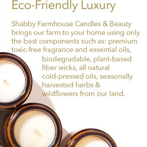 Op de afbeelding: Drie amberkleurige glazen kaarsenpotten met witte was en houten lonten. Bovenaan de afbeelding staat de tekst "Eco-Friendly Luxury". De tekst hieronder beschrijft de kaarsen als gemaakt met natuurlijke ingredi&euml;nten, zoals plantaardige vezel lonten, koudgeperste oli&euml;n en geoogste kruiden en wilde bloemen.