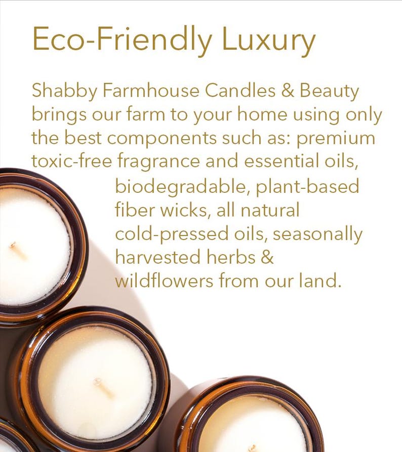Op de afbeelding: Drie amberkleurige glazen kaarsenpotten met witte was en houten lonten. Bovenaan de afbeelding staat de tekst "Eco-Friendly Luxury". De tekst hieronder beschrijft de kaarsen als gemaakt met natuurlijke ingredi&euml;nten, zoals plantaardige vezel lonten, koudgeperste oli&euml;n en geoogste kruiden en wilde bloemen.