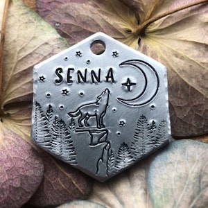 Tiermarke - Hundemarke - Aangepaste naam Tag - Gepersonaliseerde - Hand Gestempeld - Katzenmarke - Waxing Crescent - Wolf - Howling Wolf - Moon